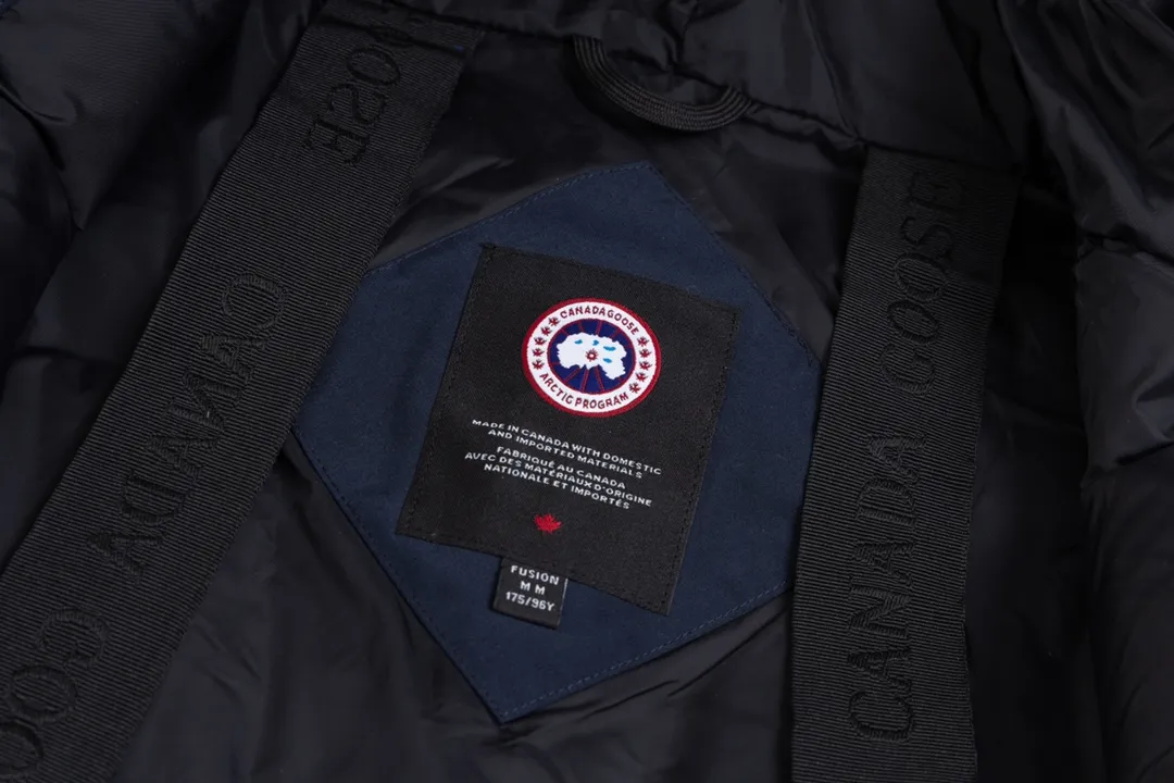 P820 (Top wolf fur version delivery handbag) Canada Goose Canada Goose #Expedition expedition parka classic down jacket ➖ Imported 21-count polyester-cotton blended original fabric [last year’s 16-count/18-count hard fabrics have been completely eliminated, this year all use 21-count genuine synchronous fabrics, the soft mid-band feels delicate and textured], genuine synchronous Feather-Light 10D waterproof coated fabric, made of 84.5% polyester fiber and 15.5% cotton, 100% the best feel in the entire network! ➖ The genuine official website uses the national standard 80 white duck down, and will never be misled by false claims such as 90 down or goose down! ➖ Using the best nylon lining with double double-layer sealing design, velvet-proof No. 7 needle + grid-filled down ready-made garments, there is 100% no so-called velvet running! ➖ The cuffs are designed with thickened seamless threads, and the collar and pockets are lined with top-quality polar fleece to keep you warm and comfortable! ➖ Yoshida YKK provides original custom-made electroplated sliders. YKK two-way lockable zippers are tight and smooth and will not peel off paint! ➖ 3M composite guarantees that the Velcro is the same as the original, durable, and all accessories and hardware are custom-made! ➖ The imported Behringer embroidery machine customizes the 10,000-needle embroidery logo, and 98% of the replicas restore the original logo. ➖ ​​The fur collars are all made of large pieces of Western Canadian blue wolf leather, ensuring that each fur collar is 13-15cm wide!